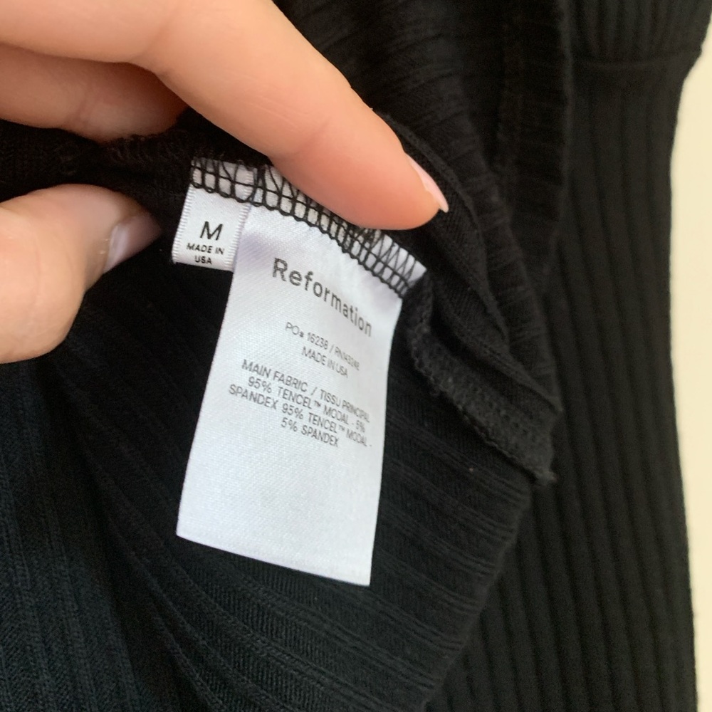 Black Ribbed V-Neck Button-Up Top - Picture 6 of 9
